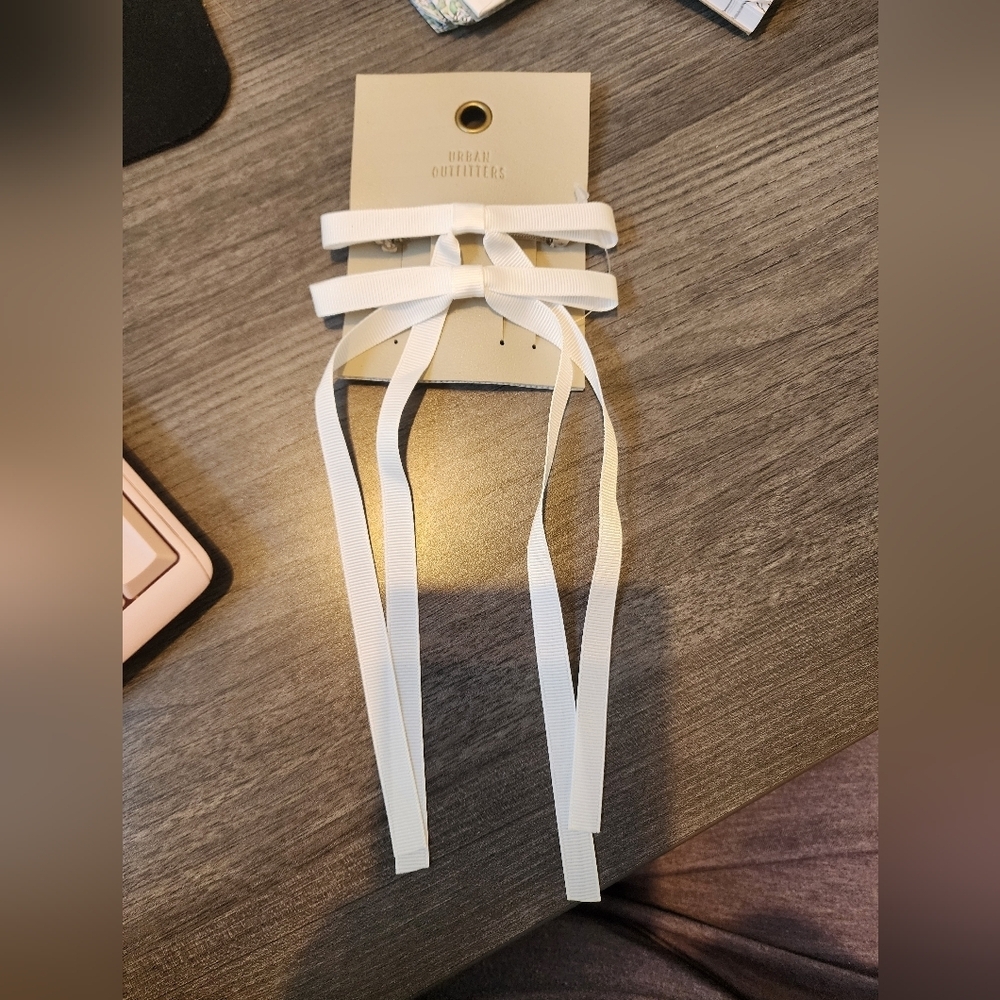 HH- White Hair Ribbon by Urban Outfitters